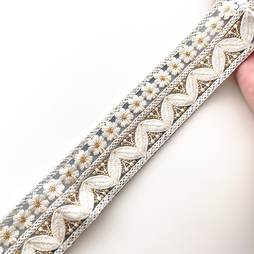 1051 【 幅:5cm 】 インド刺繍リボン ブルー チュール ホワイト ゴールド