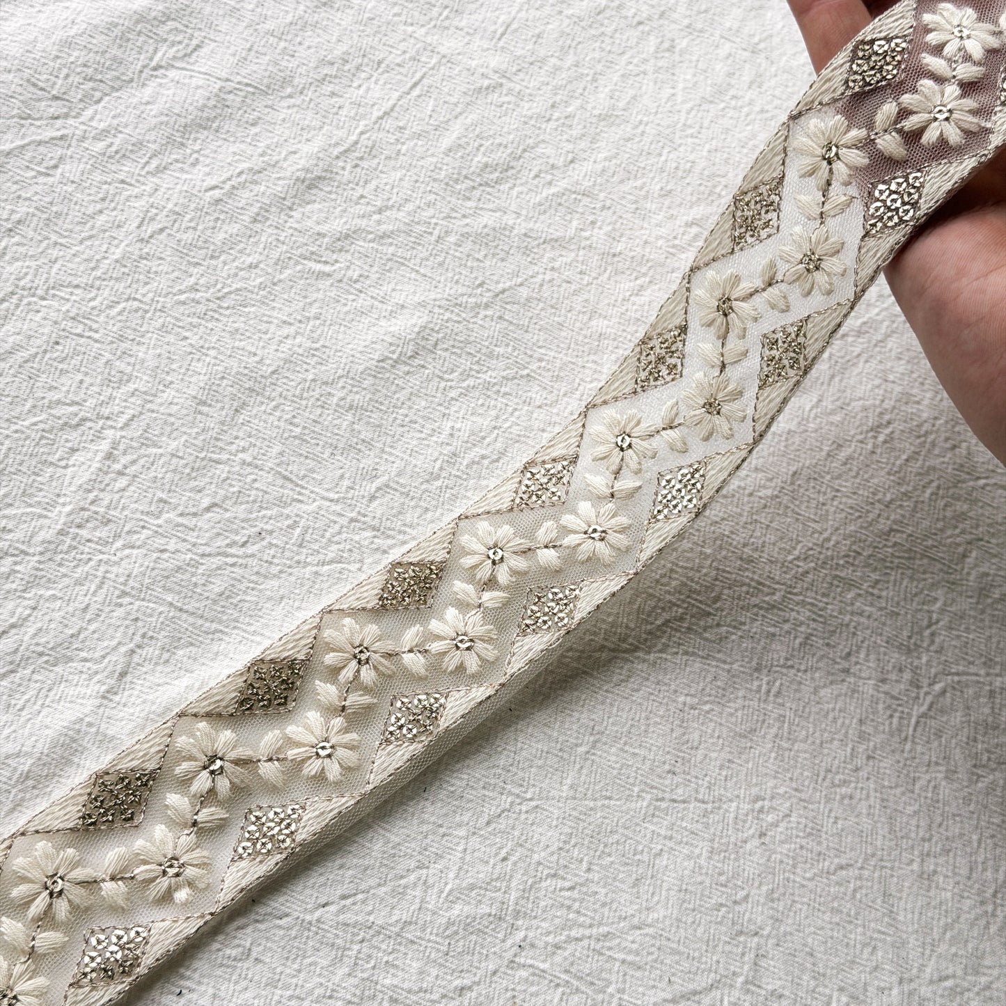 S401 インド刺繍リボン 4cm幅 チュール
