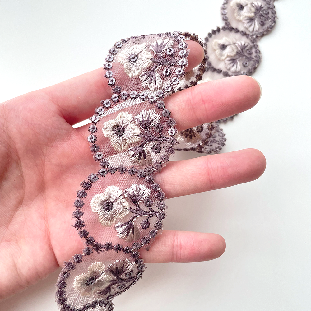 422 【 幅:4cm 】 インド刺繍リボン ダスティライラック チュール ホワイト