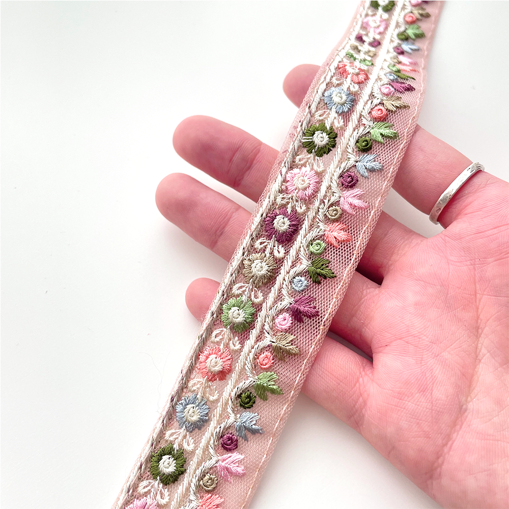 513 【 幅:2.5cm 】 インド刺繍リボン ピンク チュール ホワイト