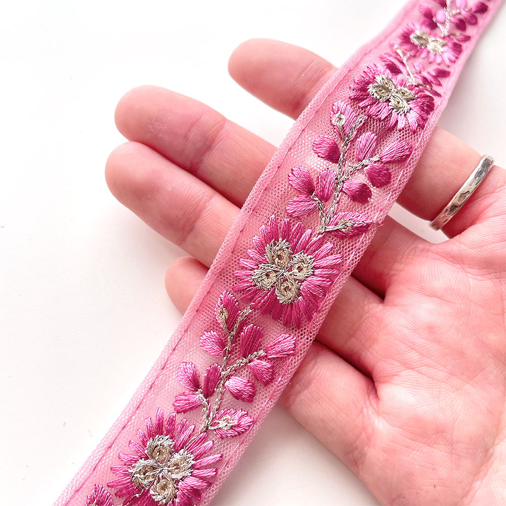 591 【 幅:2.5cm 】 インド刺繍リボン ピンク チュール