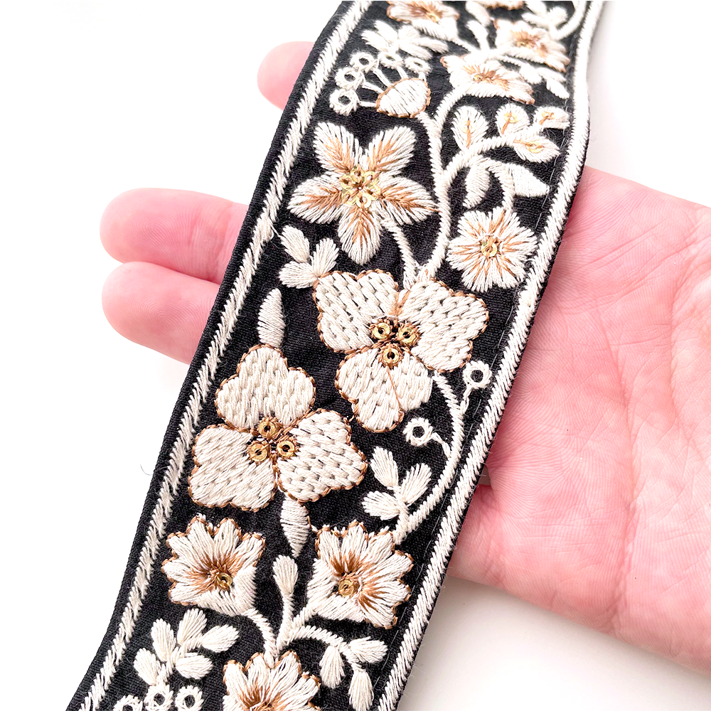 598 【 幅:5cm 】 インド刺繍リボン ブラック 布地 ホワイト