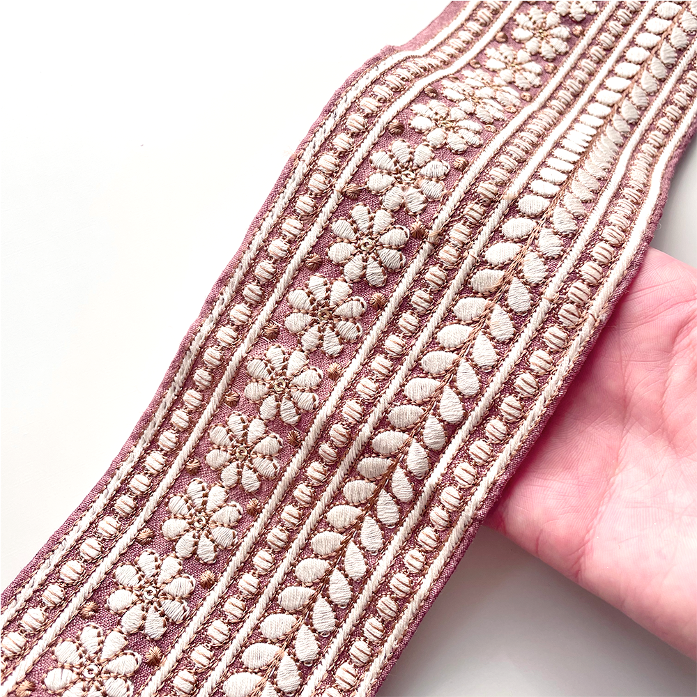602 【 幅:8.5cm 】 インド刺繍リボン ピンク 布地 ホワイト