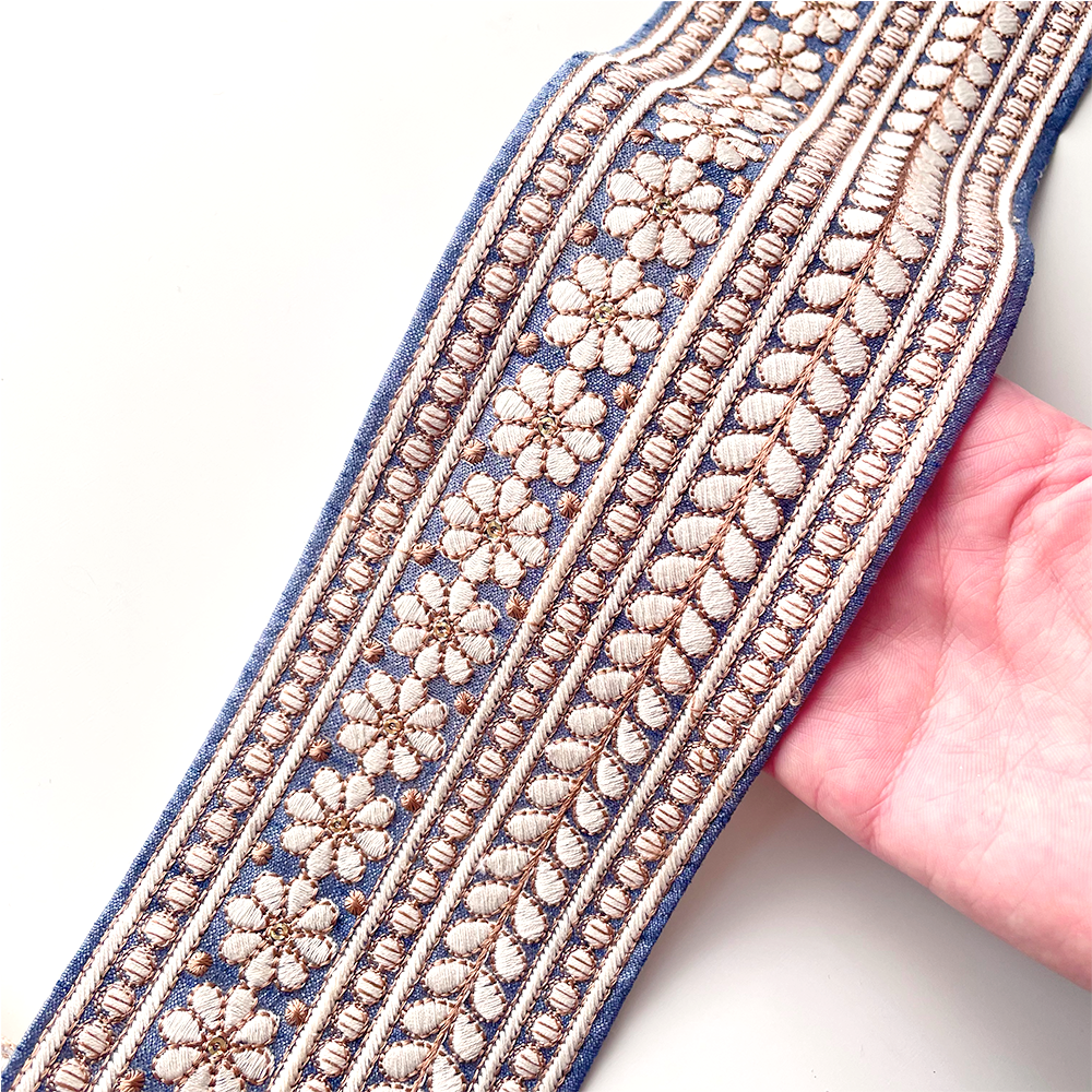 603 【 幅:8.5cm 】 インド刺繍リボン スカイブルー 布地 ホワイト