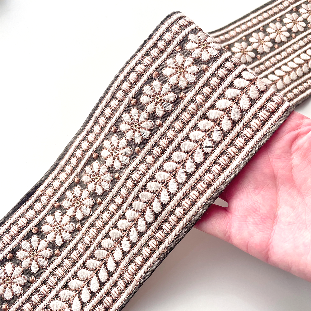 604 【 幅:8.5cm 】 インド刺繍リボン ブラウン 布地 ホワイト