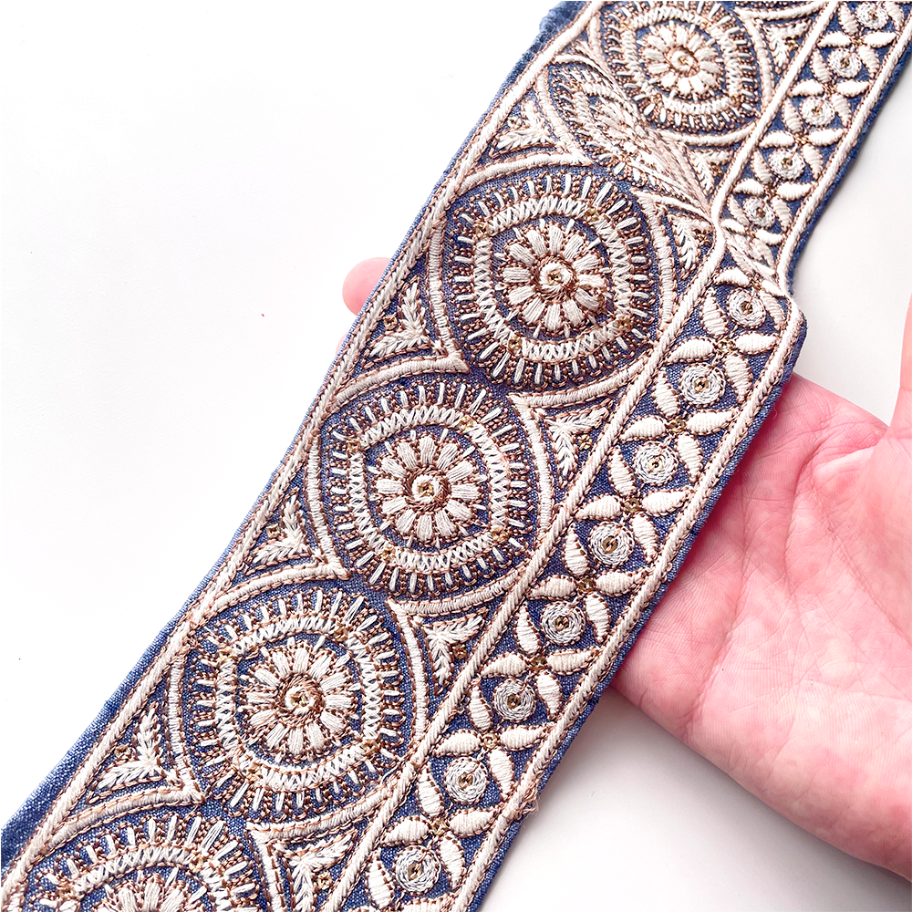610 【 幅:8cm 】 インド刺繍リボン スカイブルー 布地 ブラウン ホワイト