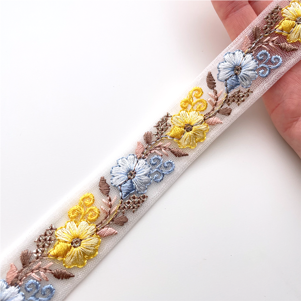 697 【 幅:2.5cm 】 インド刺繍リボン ホワイト チュール ブルー イエロー