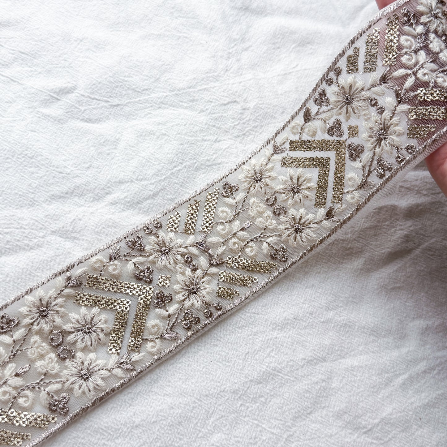 S402 インド刺繍リボン 6cm幅 チュール