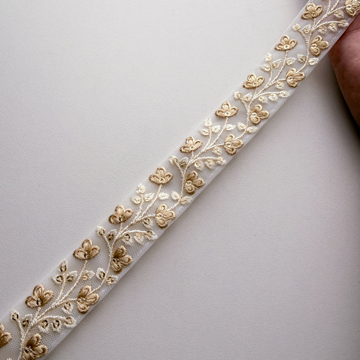 S368 インド刺繍リボン 2.5cm幅 チュール トリリウム