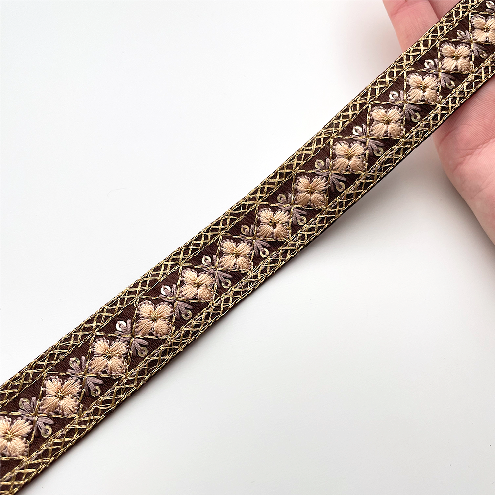 777 【 幅:2.5cm 】 インド刺繍リボン チョコ 布地 ベージュ ゴールド