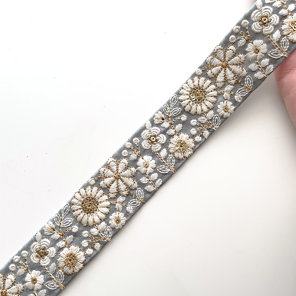 988 【 幅:3.5cm 】 インド刺繍リボン 水色 布地 ホワイト ゴールド