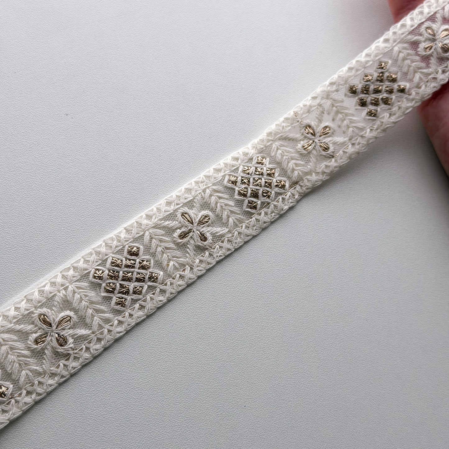 S388 インド刺繍リボン 3cm幅 チュール