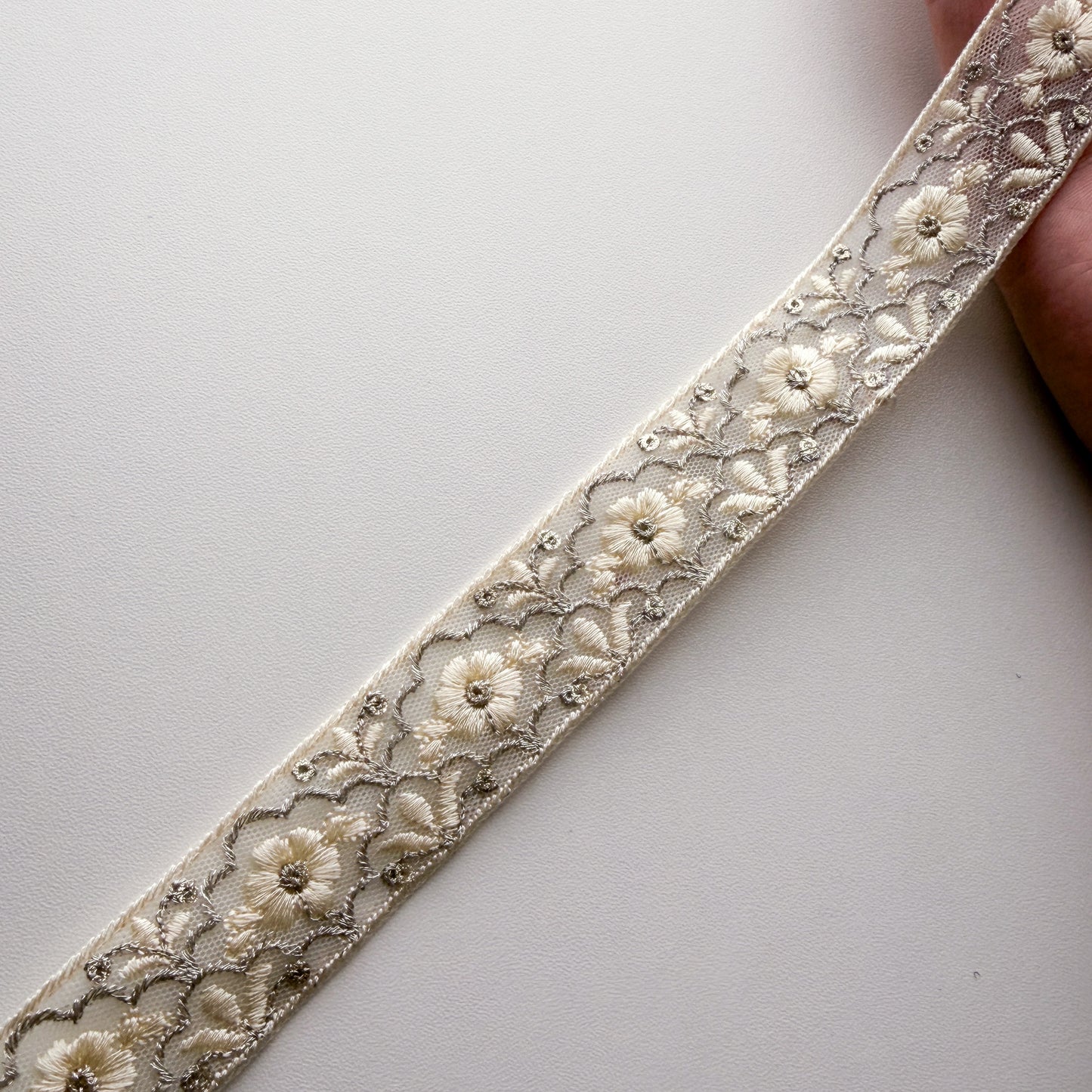 S378 インド刺繍リボン 2.5cm幅 チュール フレームフラワー