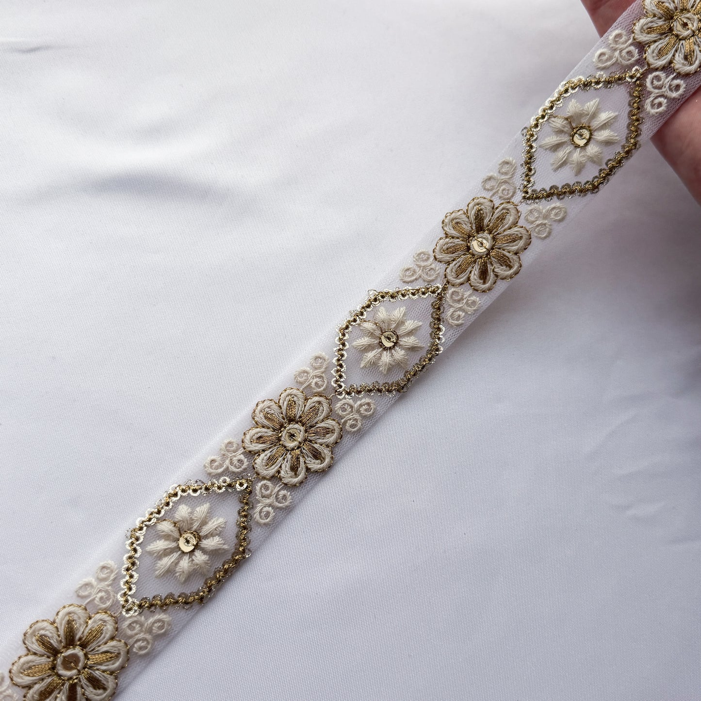 S370 インド刺繍リボン 3cm幅 チュール