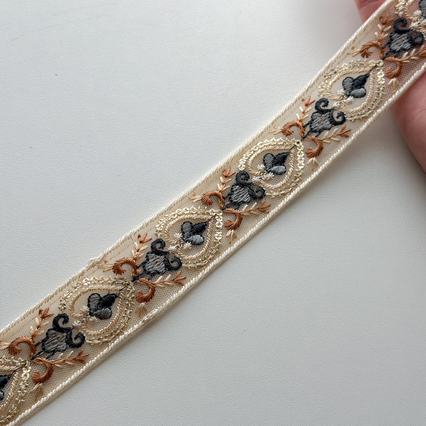 S369 インド刺繍リボン 3cm幅 チュール