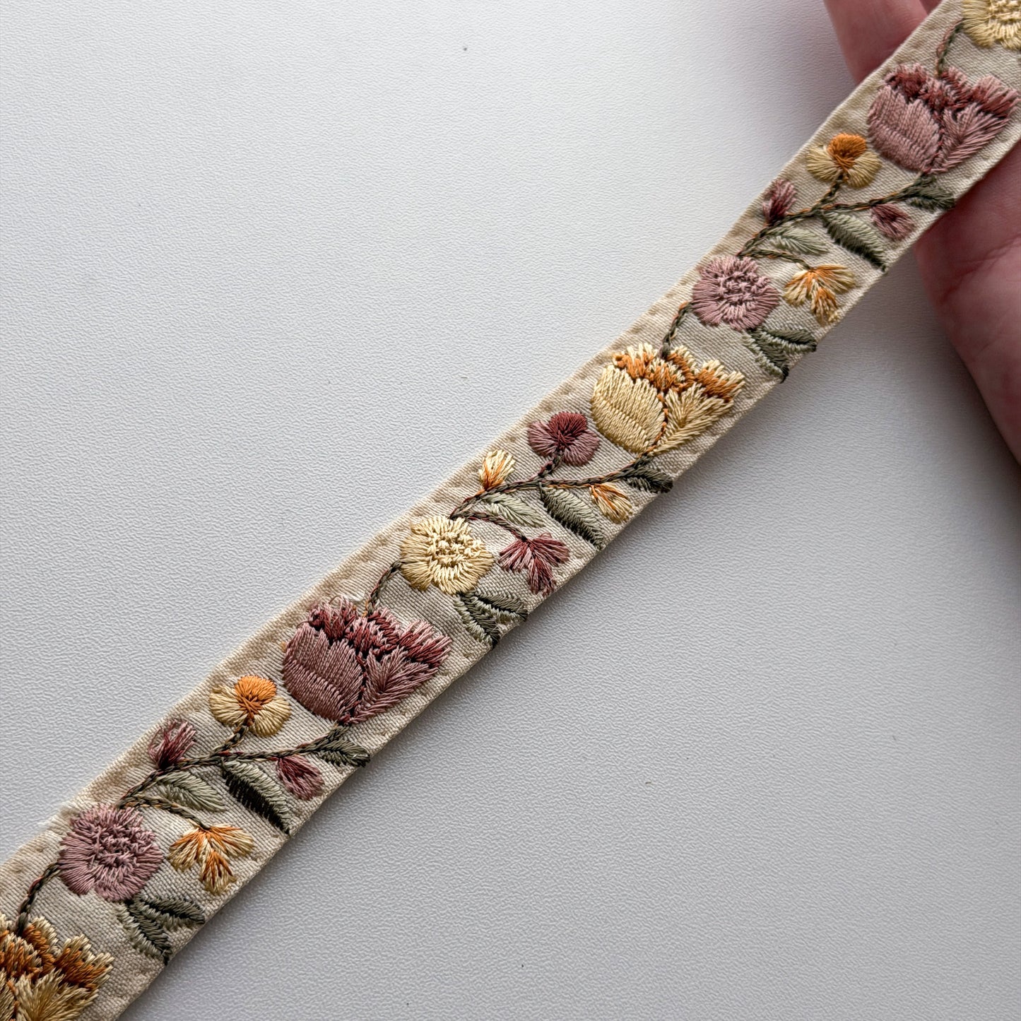 S367 インド刺繍リボン 2.5cm幅 布地 チューリップ