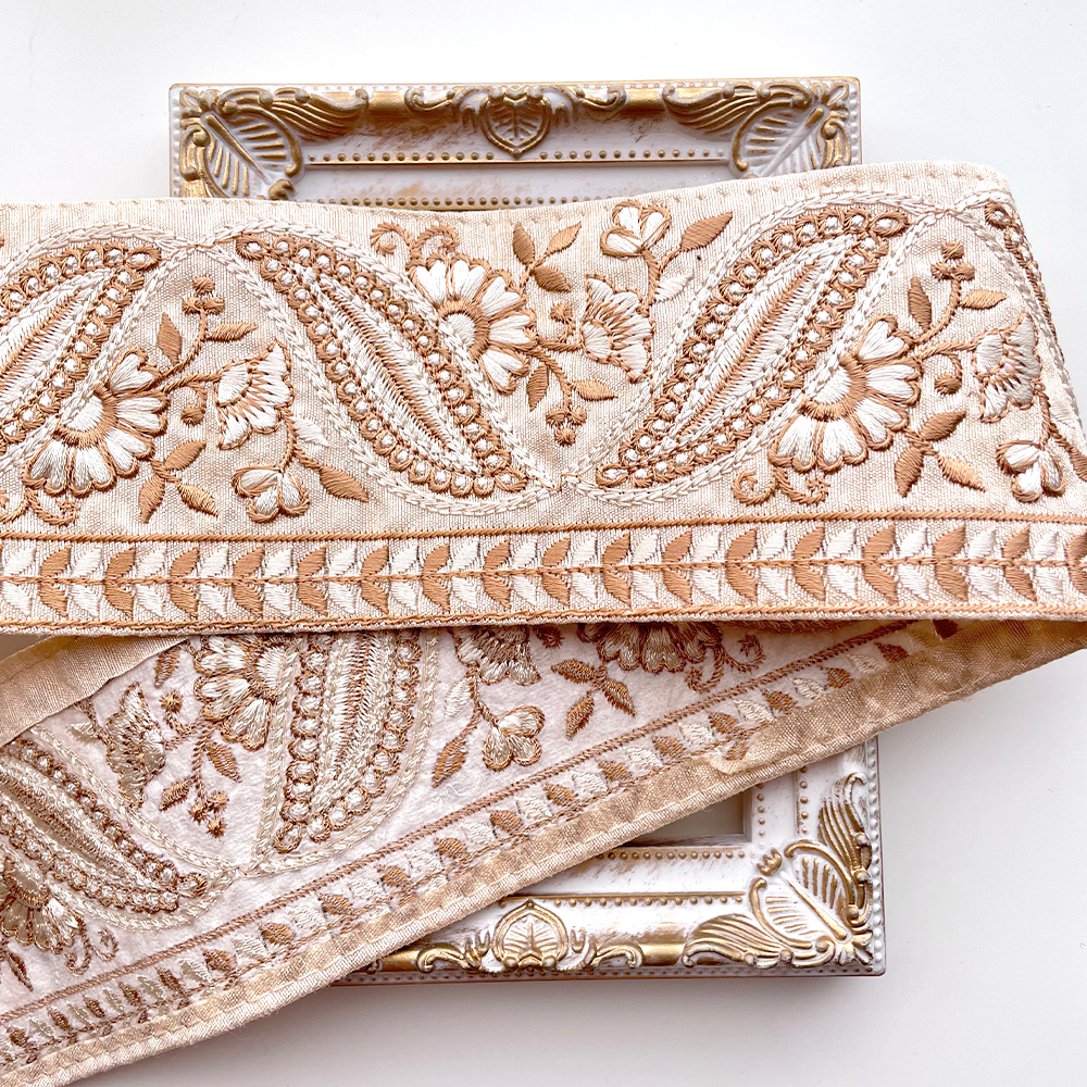 091 【 幅：7cm 】 インド刺繍リボン　ホワイト　布地　ベージュ