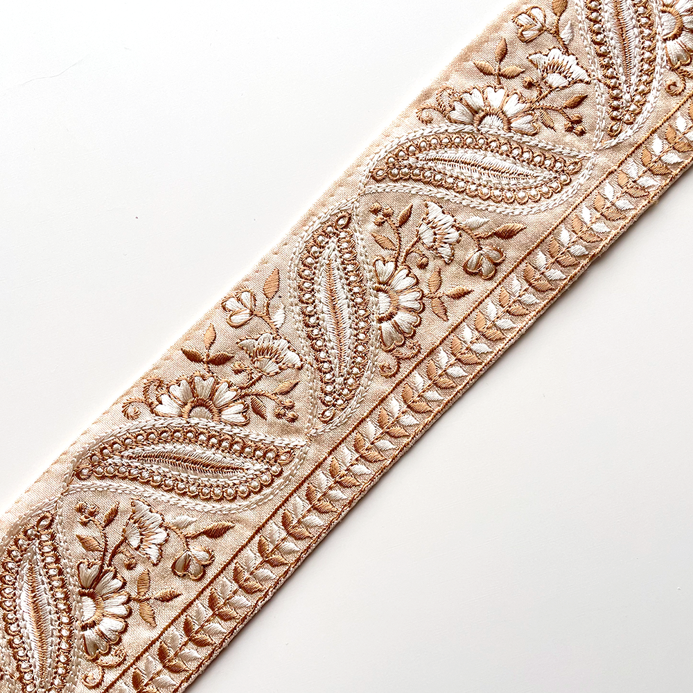 091 【 幅：7cm 】 インド刺繍リボン　ホワイト　布地　ベージュ