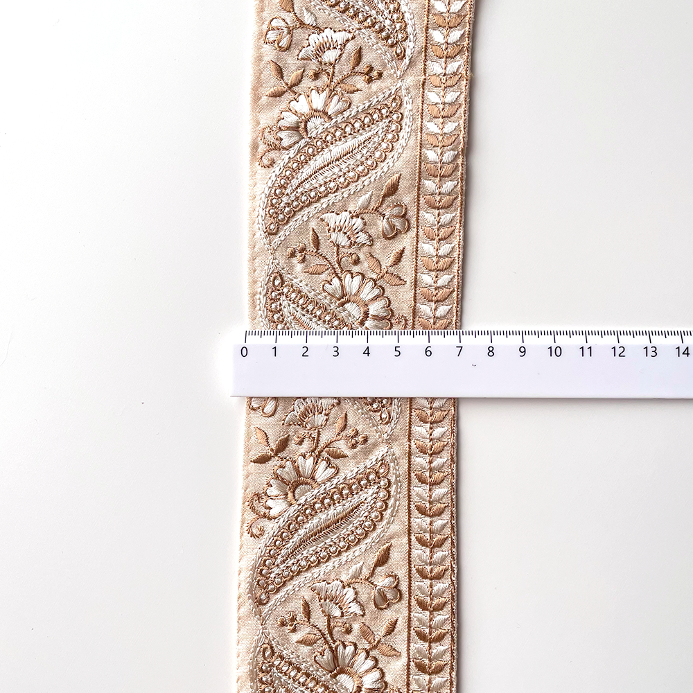 091 【 幅：7cm 】 インド刺繍リボン　ホワイト　布地　ベージュ