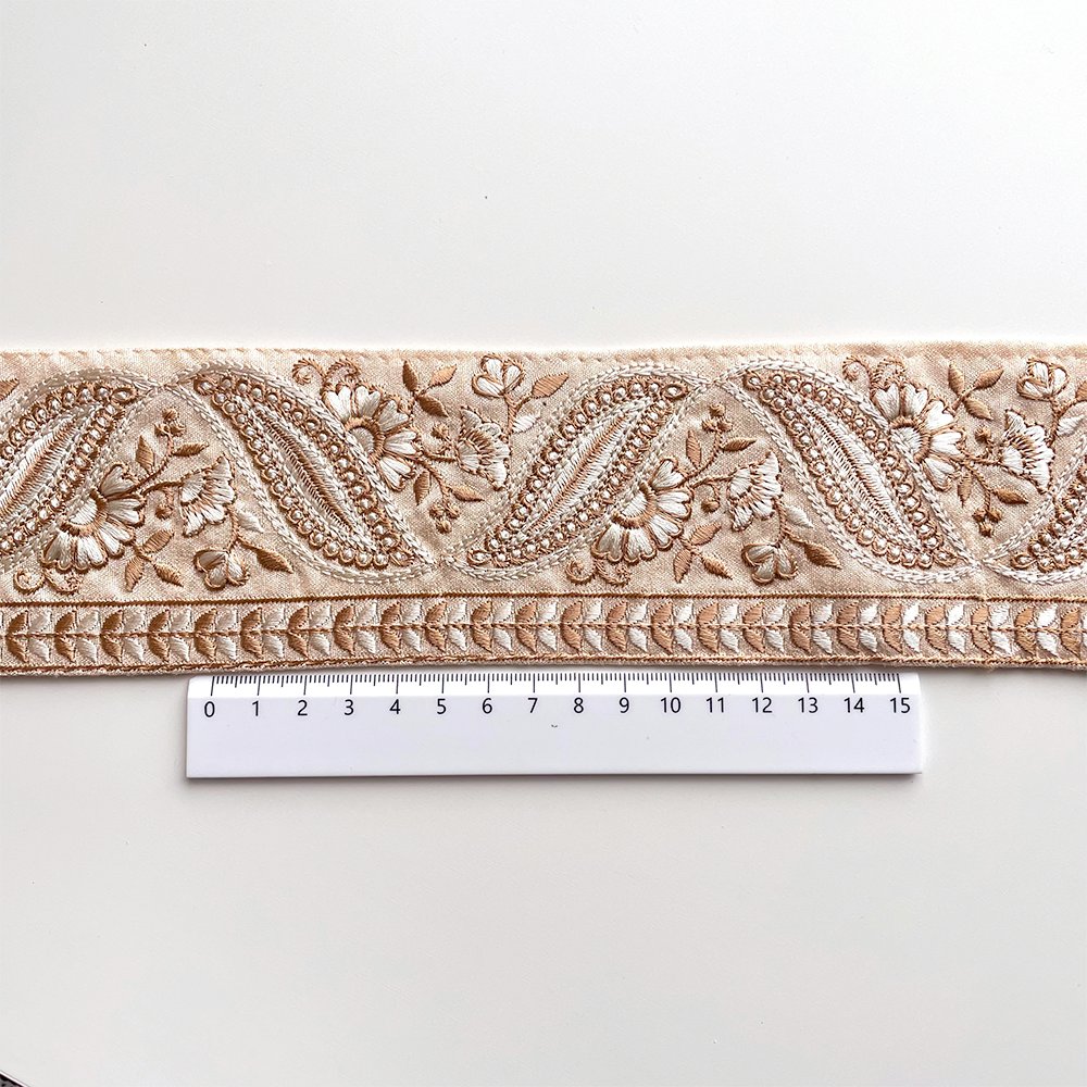 091 【 幅：7cm 】 インド刺繍リボン　ホワイト　布地　ベージュ