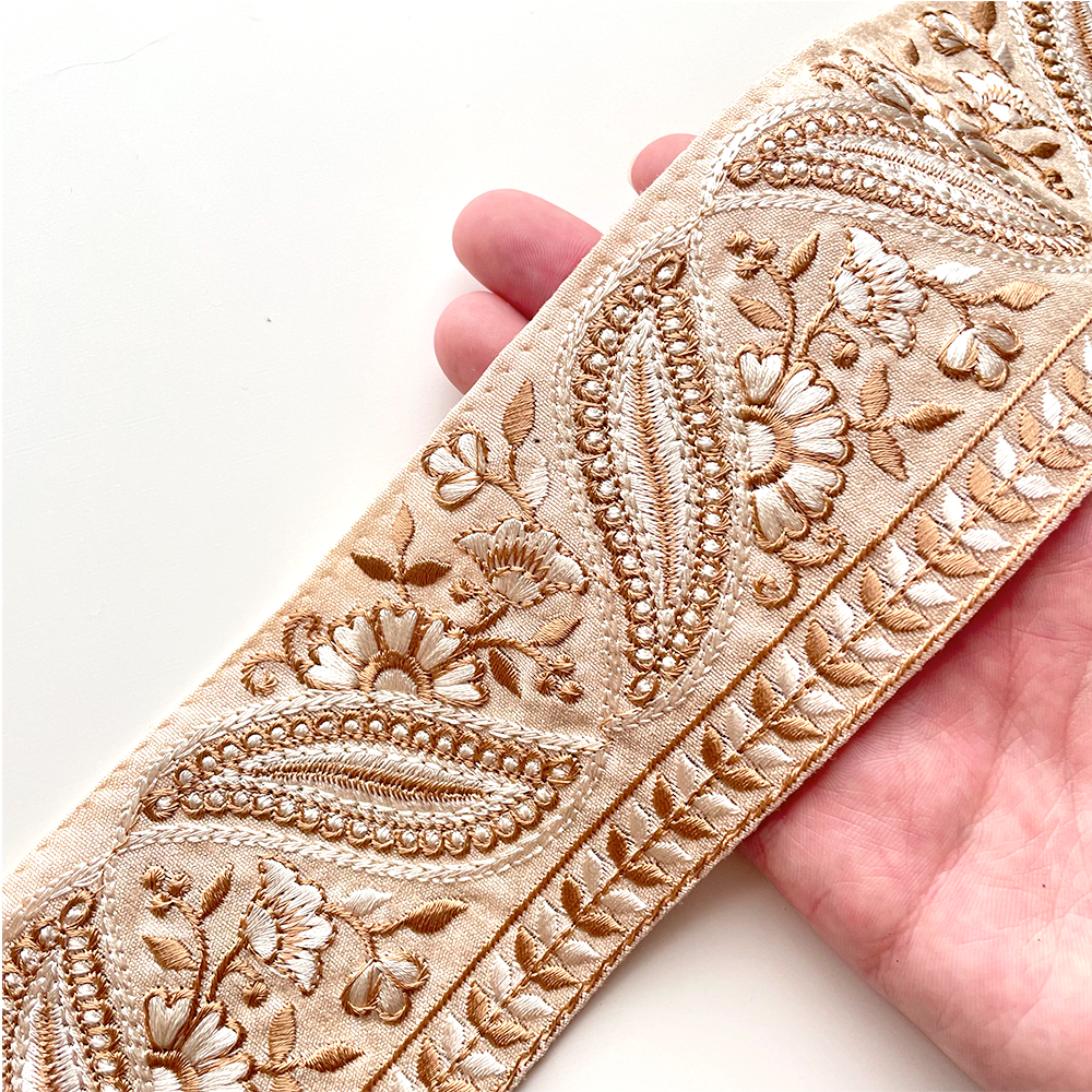 091 【 幅：7cm 】 インド刺繍リボン　ホワイト　布地　ベージュ