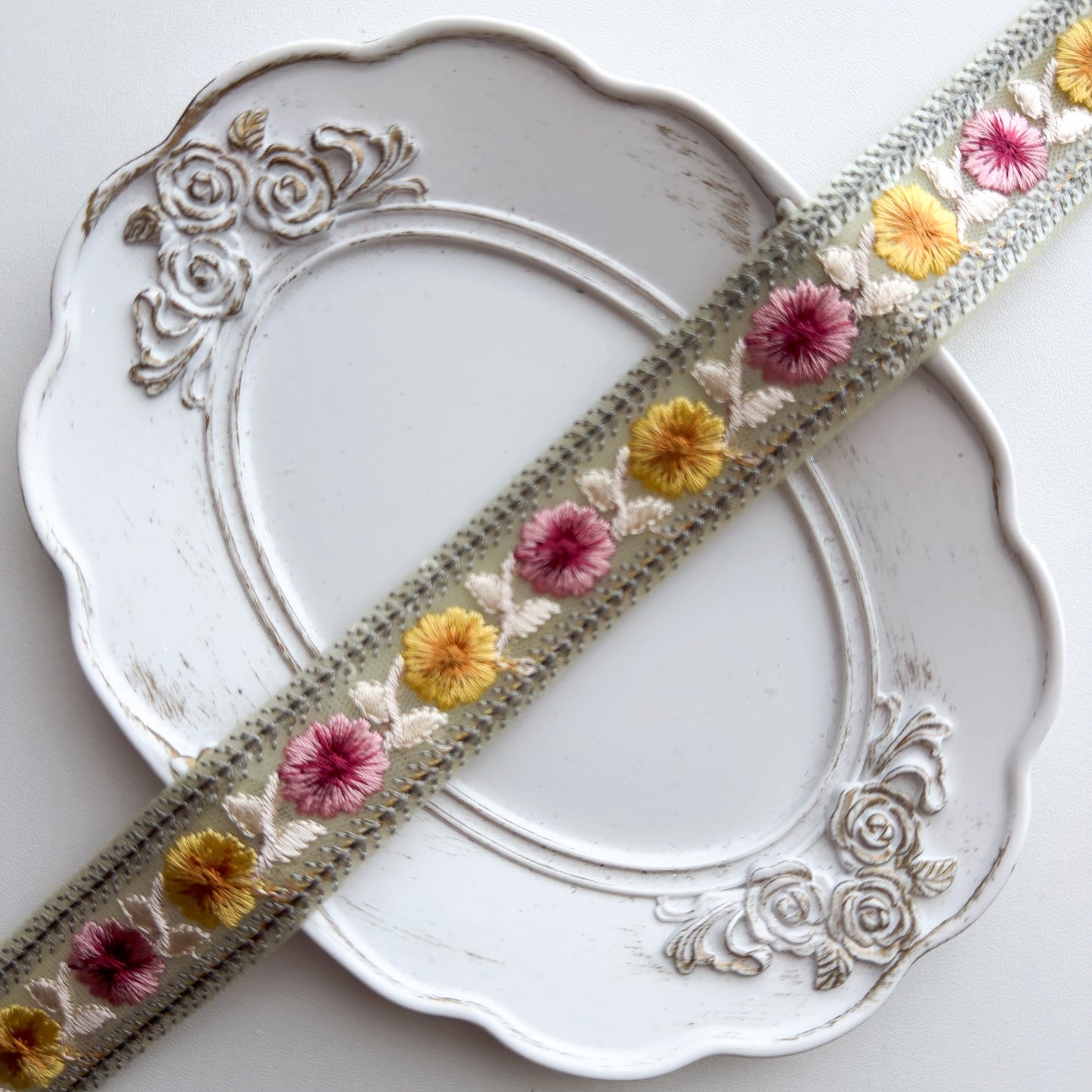 S288 インド刺繍リボン 2.5cm幅 チュール ポンポンフラワー
