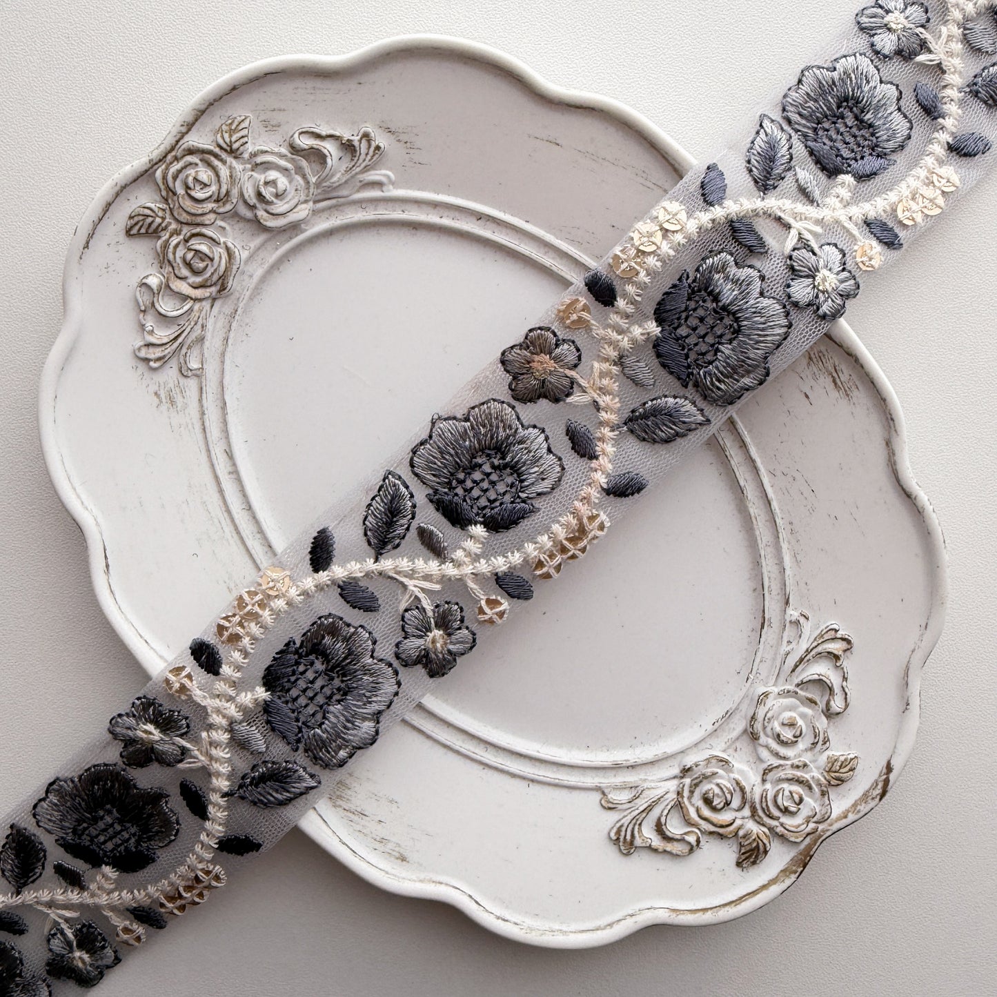S379 インド刺繍リボン 3.5cm幅 チュール アンティークローズ