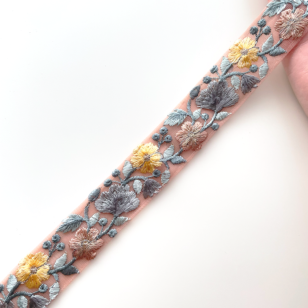 1038 【 幅：3cm 】 インド刺繍リボン　ピンク　チュール　イエロー　ブルー