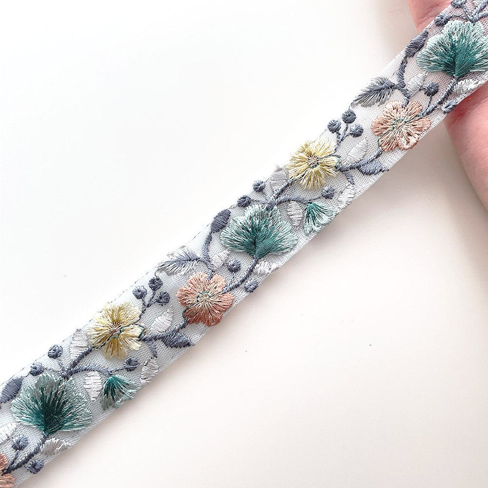 1041 【 幅：3cm 】 インド刺繍リボン　ブルー　チュール　グリーン　イエロー