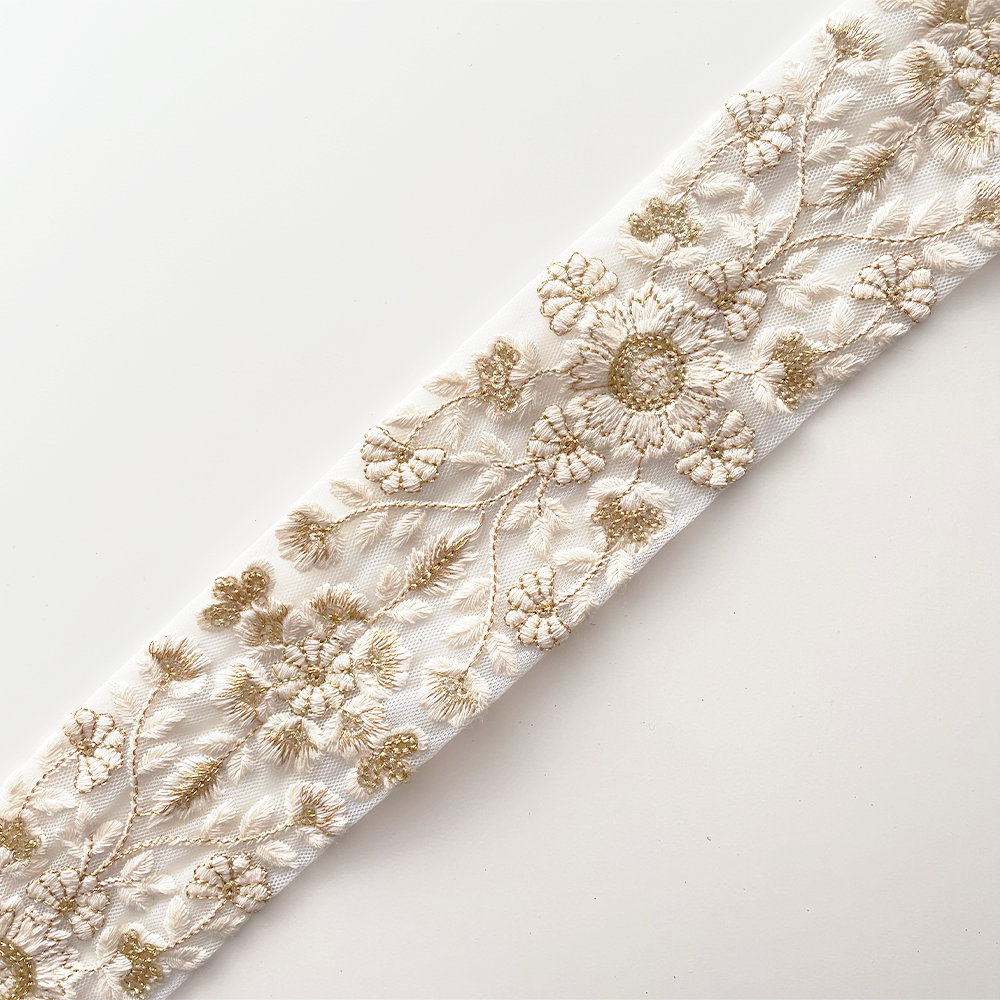 1043 【 幅：5.5cm 】 インド刺繍リボン　ホワイト　チュール　ゴールド