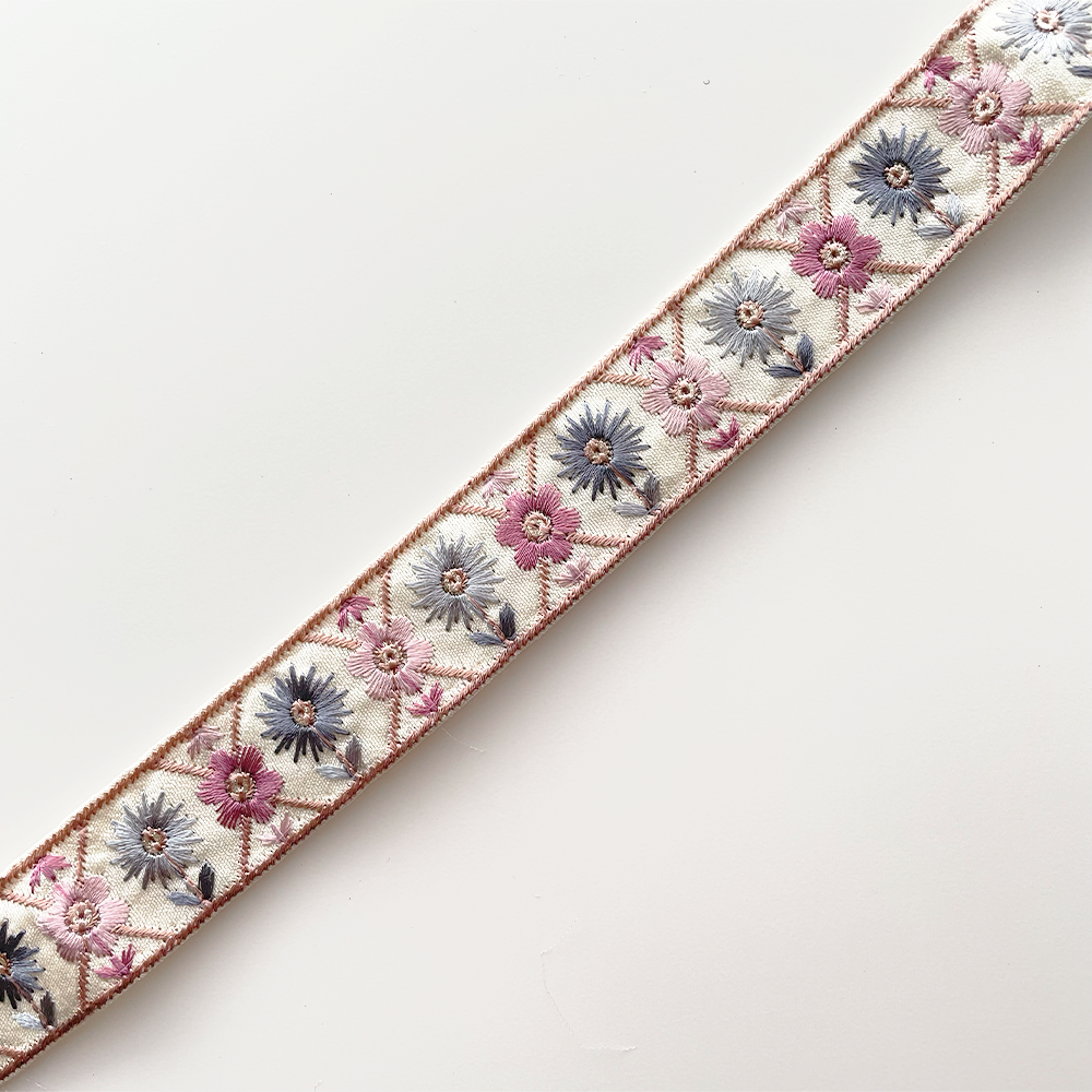 1047 【 幅：2.5cm 】 インド刺繍リボン　ライトグリーン　布地　ブルー　ピンク