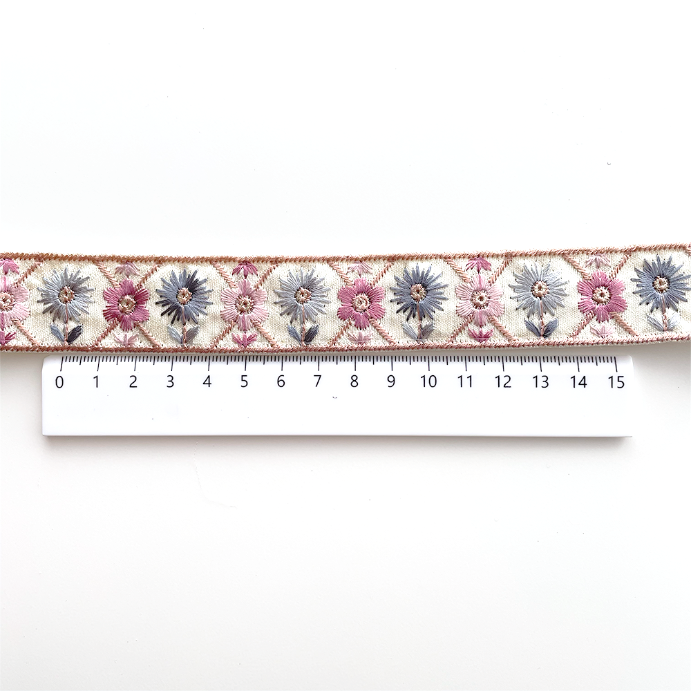 1047 【 幅：2.5cm 】 インド刺繍リボン　ライトグリーン　布地　ブルー　ピンク
