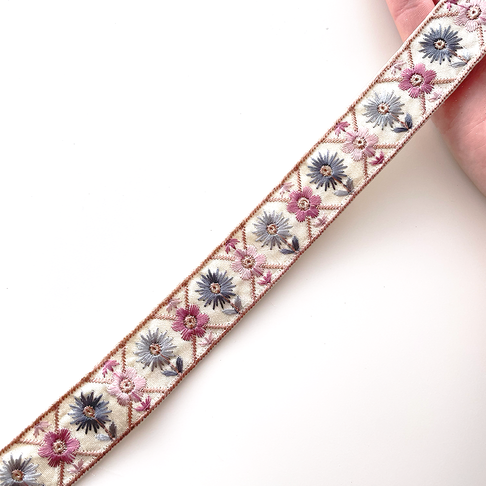 1047 【 幅：2.5cm 】 インド刺繍リボン　ライトグリーン　布地　ブルー　ピンク
