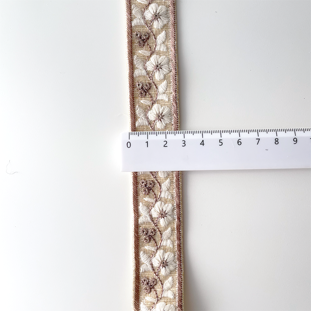 1059 【 幅：3cm 】 インド刺繍リボン　クリーム　布地　ホワイト　パープルベージュ