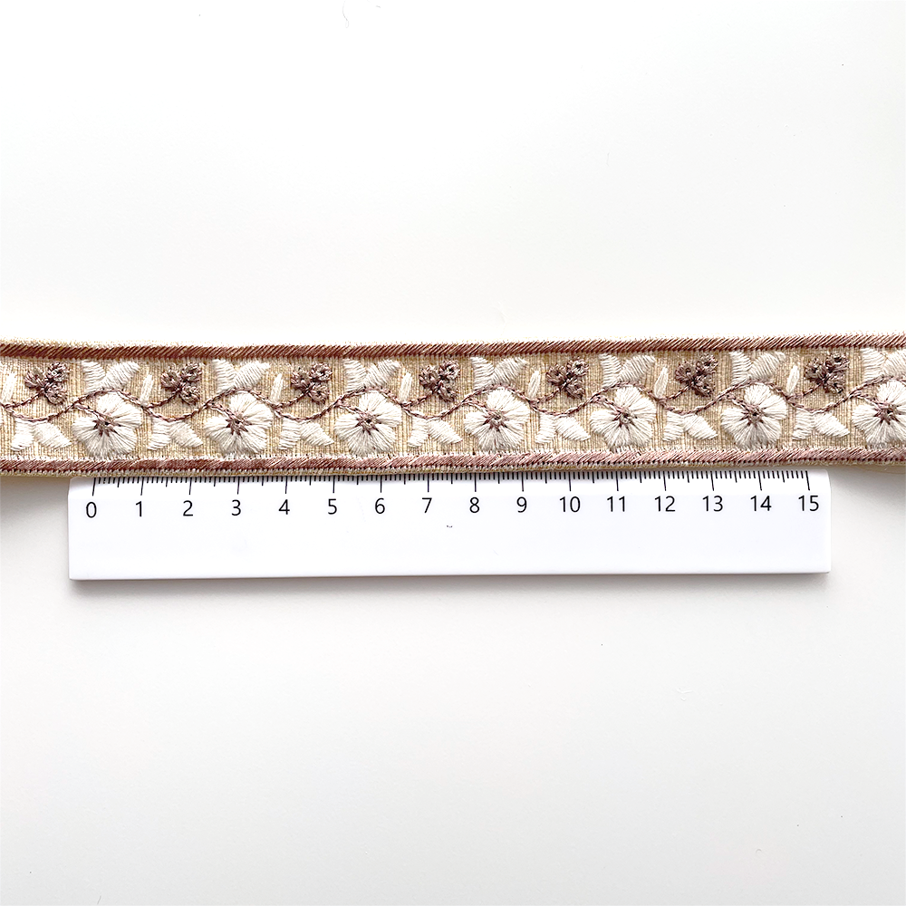 1059 【 幅：3cm 】 インド刺繍リボン　クリーム　布地　ホワイト　パープルベージュ