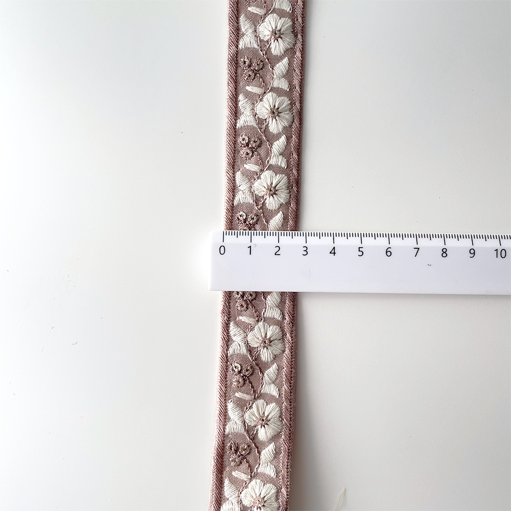 1060 【 幅：3cm 】 インド刺繍リボン　ピンク　布地　ホワイト