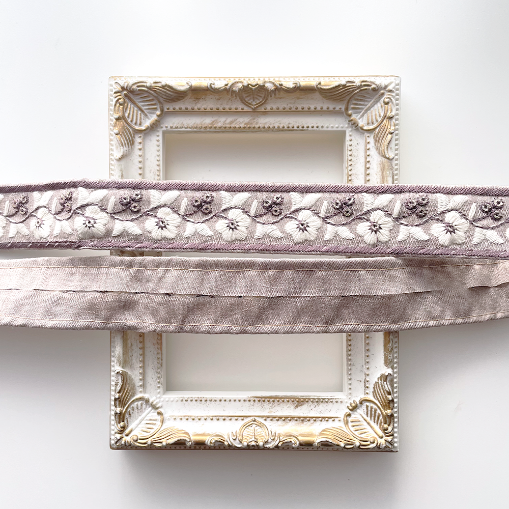 1061 【 幅：3cm 】 インド刺繍リボン　パープル　布地　ホワイト