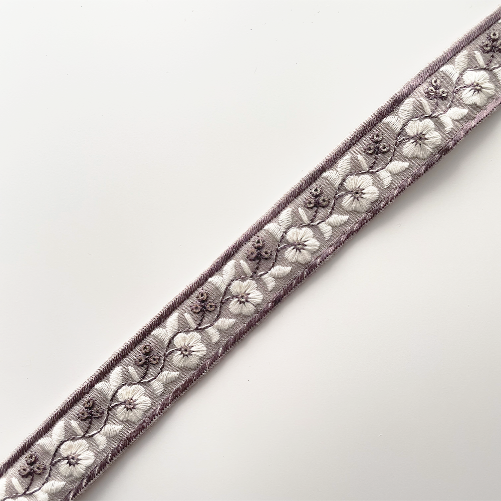 1061 【 幅：3cm 】 インド刺繍リボン　パープル　布地　ホワイト