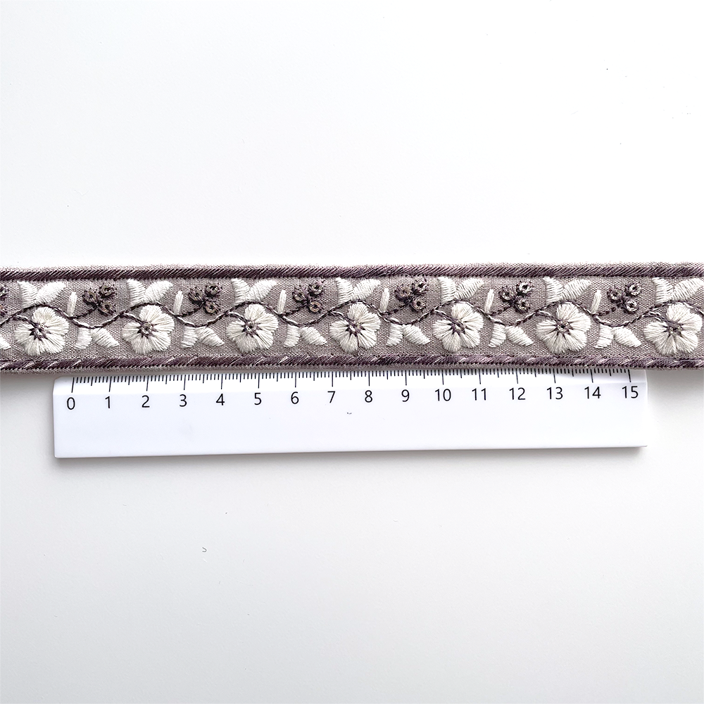1061 【 幅：3cm 】 インド刺繍リボン　パープル　布地　ホワイト