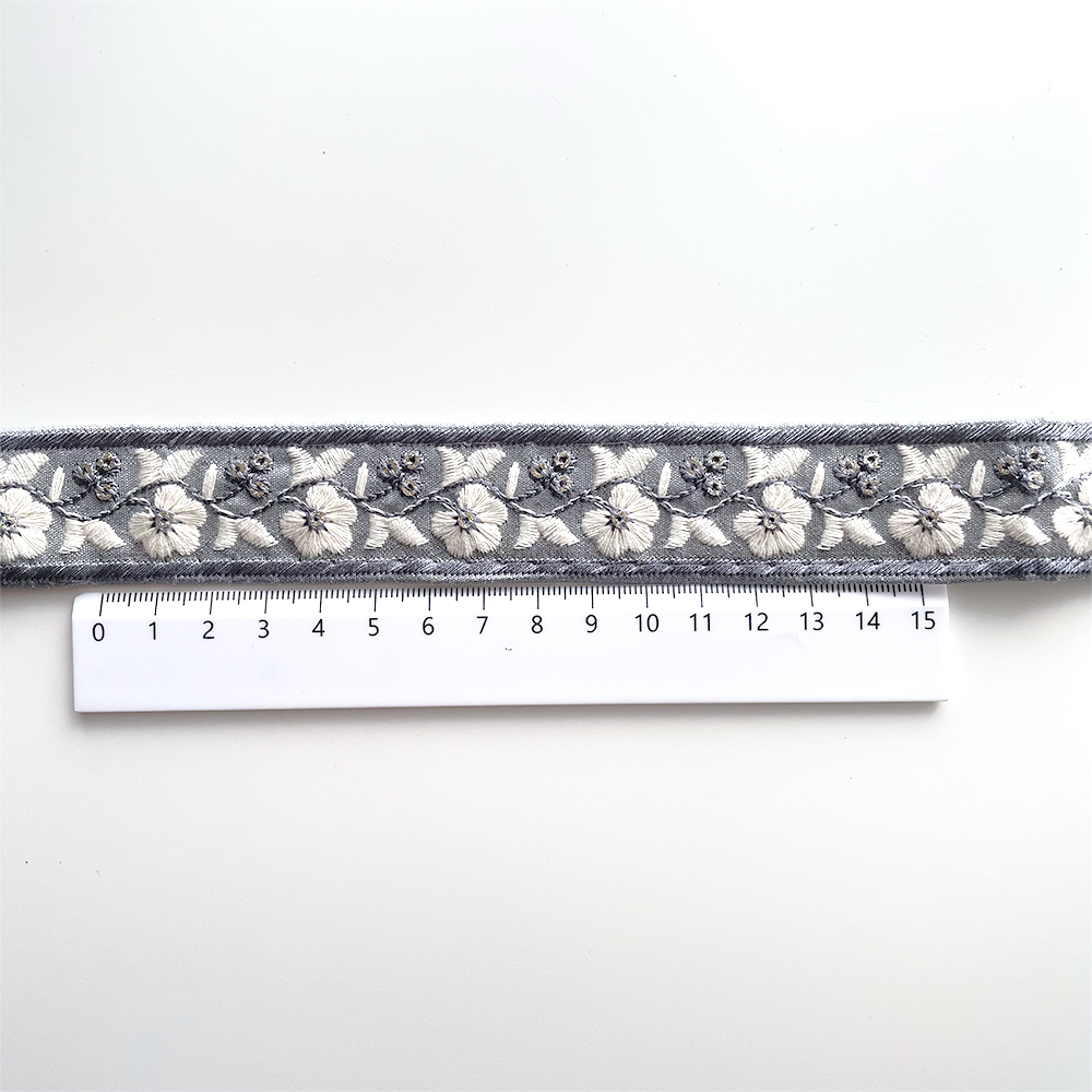 1062 【 幅：3cm 】 インド刺繍リボン　ブルー　布地　ホワイト