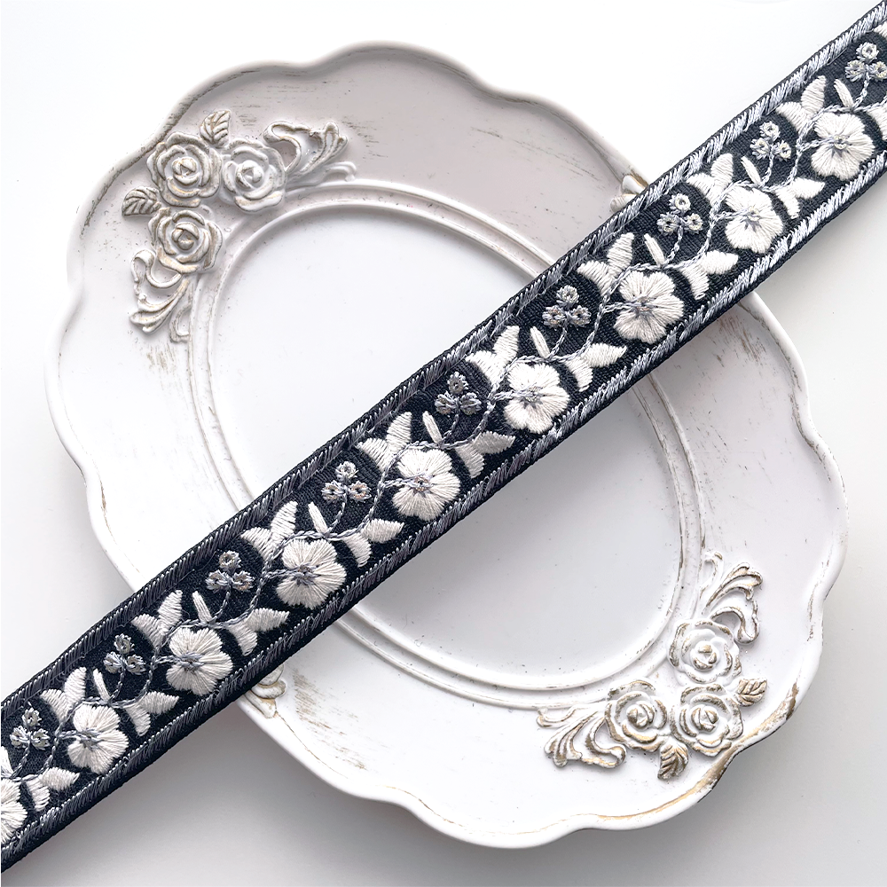 1063 【 幅：3cm 】 インド刺繍リボン　ブラック　布地　ホワイト　ブルー