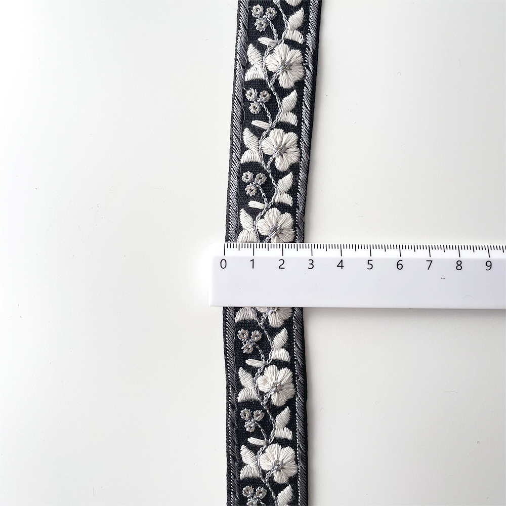 1063 【 幅：3cm 】 インド刺繍リボン　ブラック　布地　ホワイト　ブルー