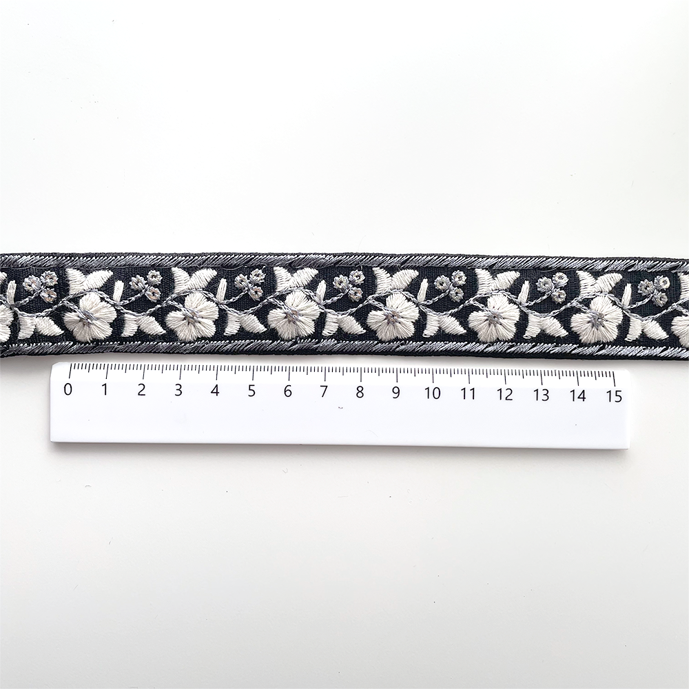 1063 【 幅：3cm 】 インド刺繍リボン　ブラック　布地　ホワイト　ブルー