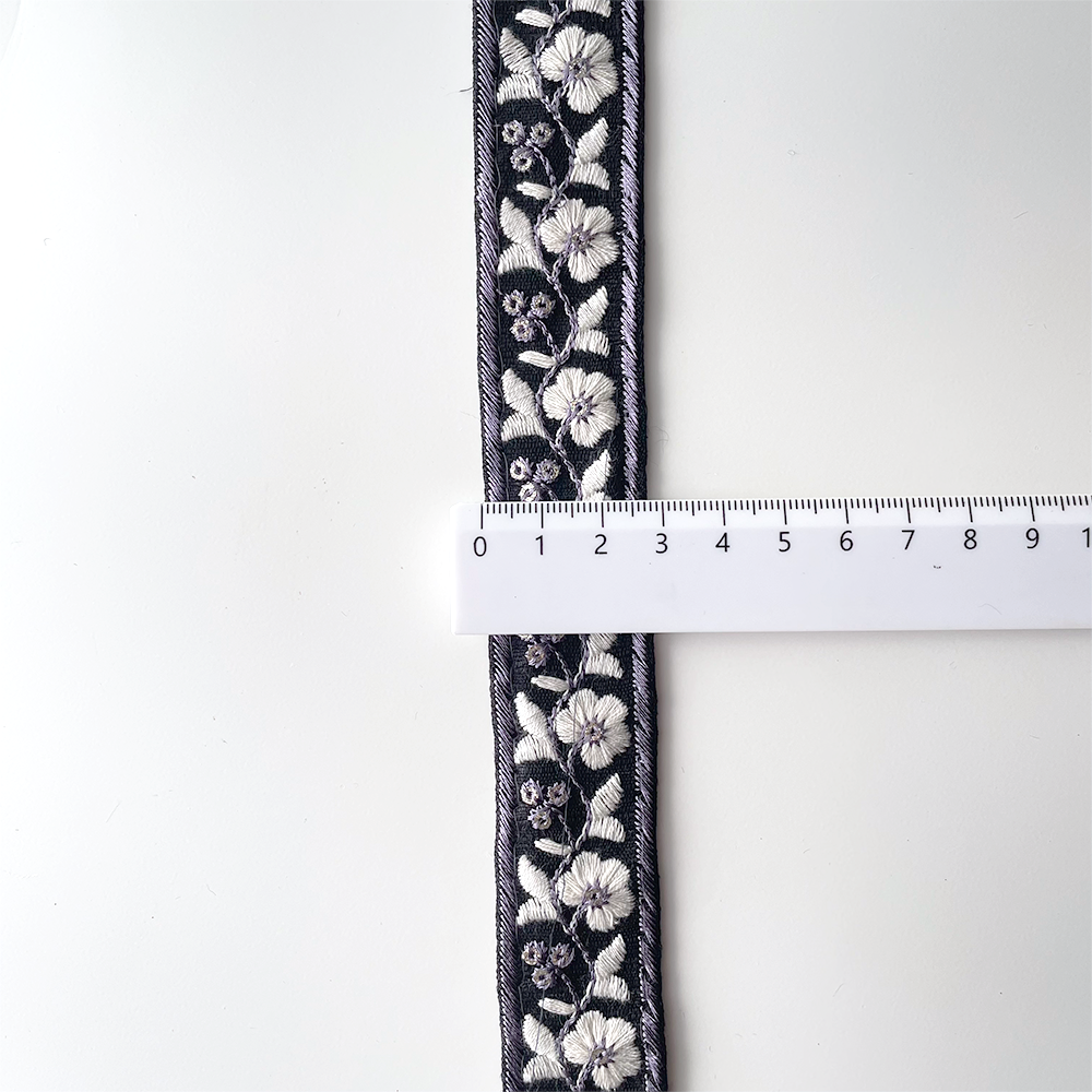 1064 【 幅：3cm 】 インド刺繍リボン　ブラック　布地　ホワイト　パープル