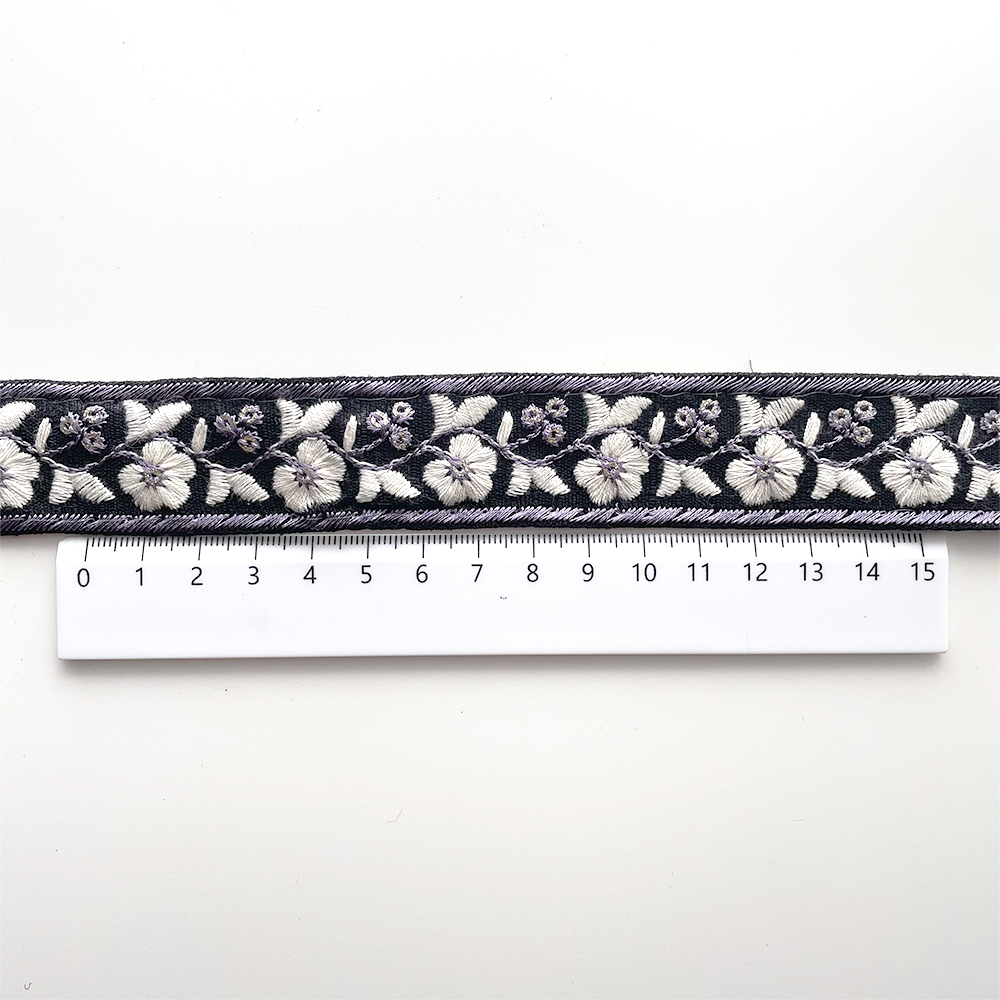 1064 【 幅：3cm 】 インド刺繍リボン　ブラック　布地　ホワイト　パープル