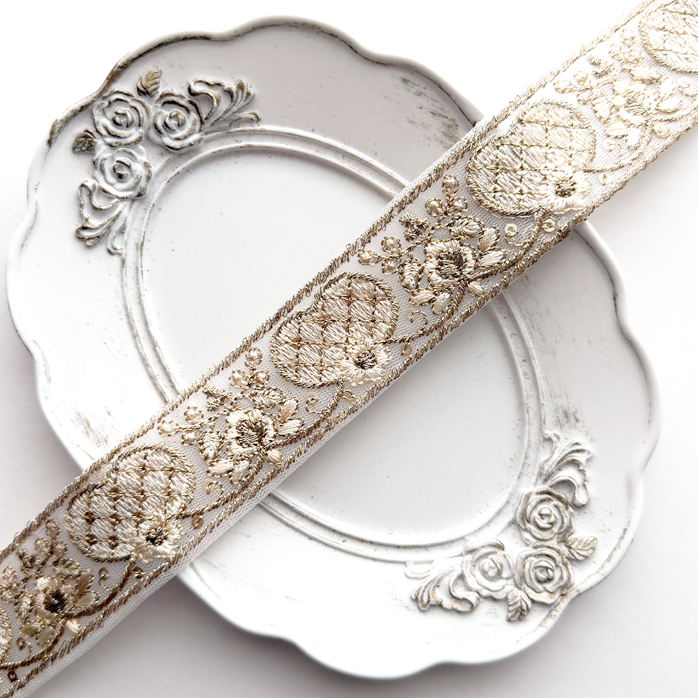 cute heart ribbon / インド刺繍リボン / 幅：3cm / ホワイト / ゴールド / チュール [R1170]