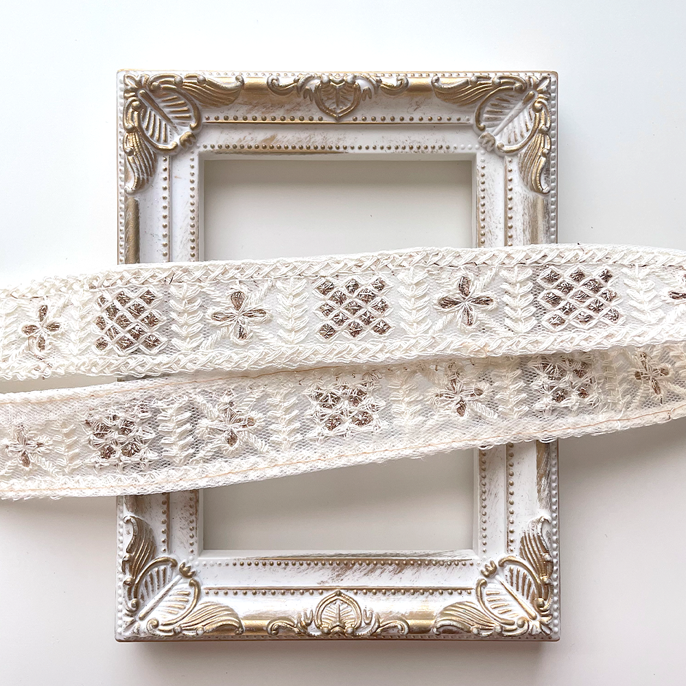 130 【 幅：3cm 】 インド刺繍リボン　ホワイト　チュール　