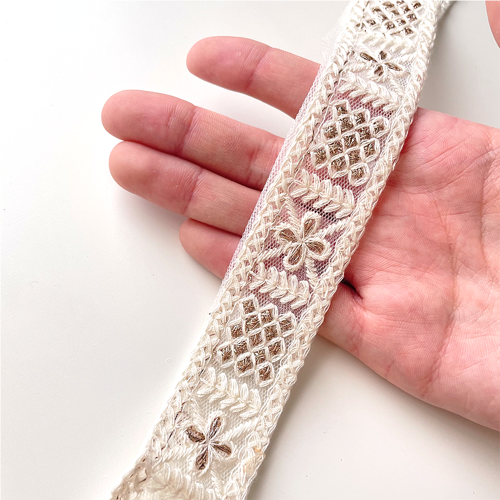 130 【 幅：3cm 】 インド刺繍リボン　ホワイト　チュール　
