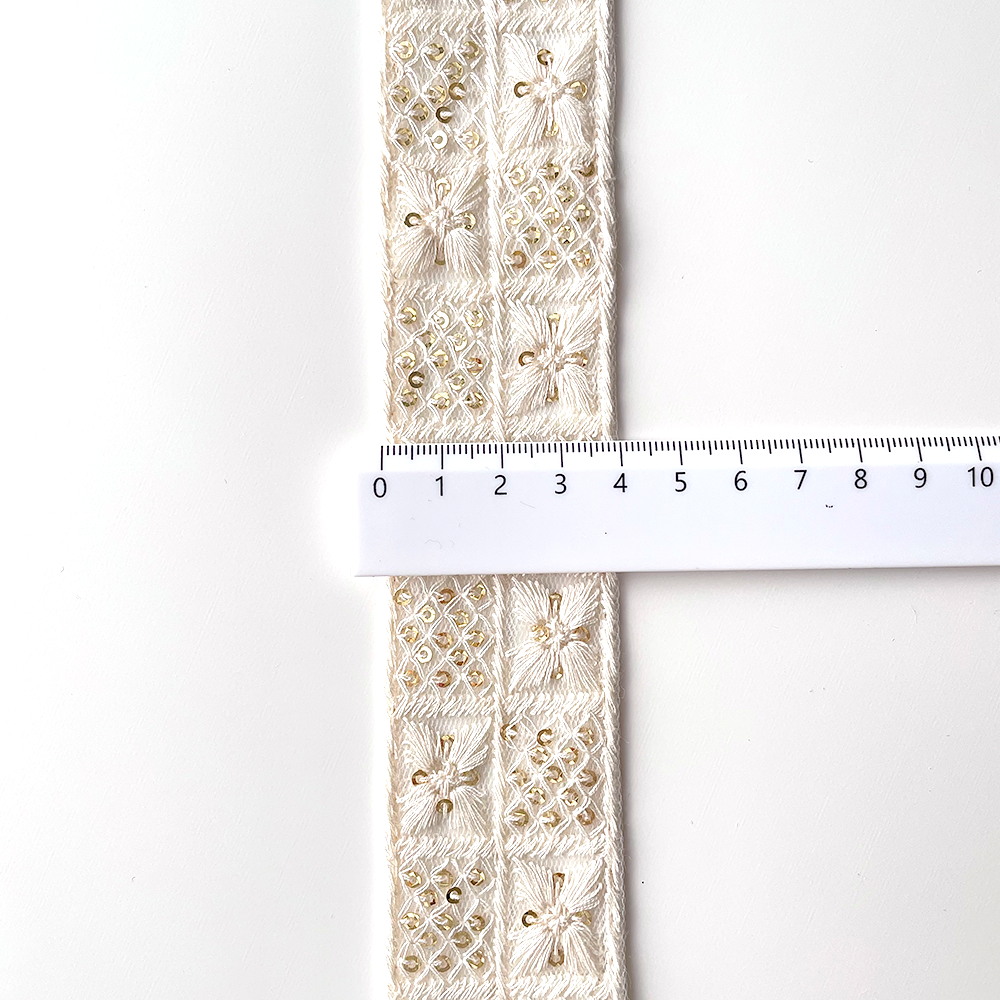 134 【 幅：4cm 】 インド刺繍リボン　ホワイト　チュール　