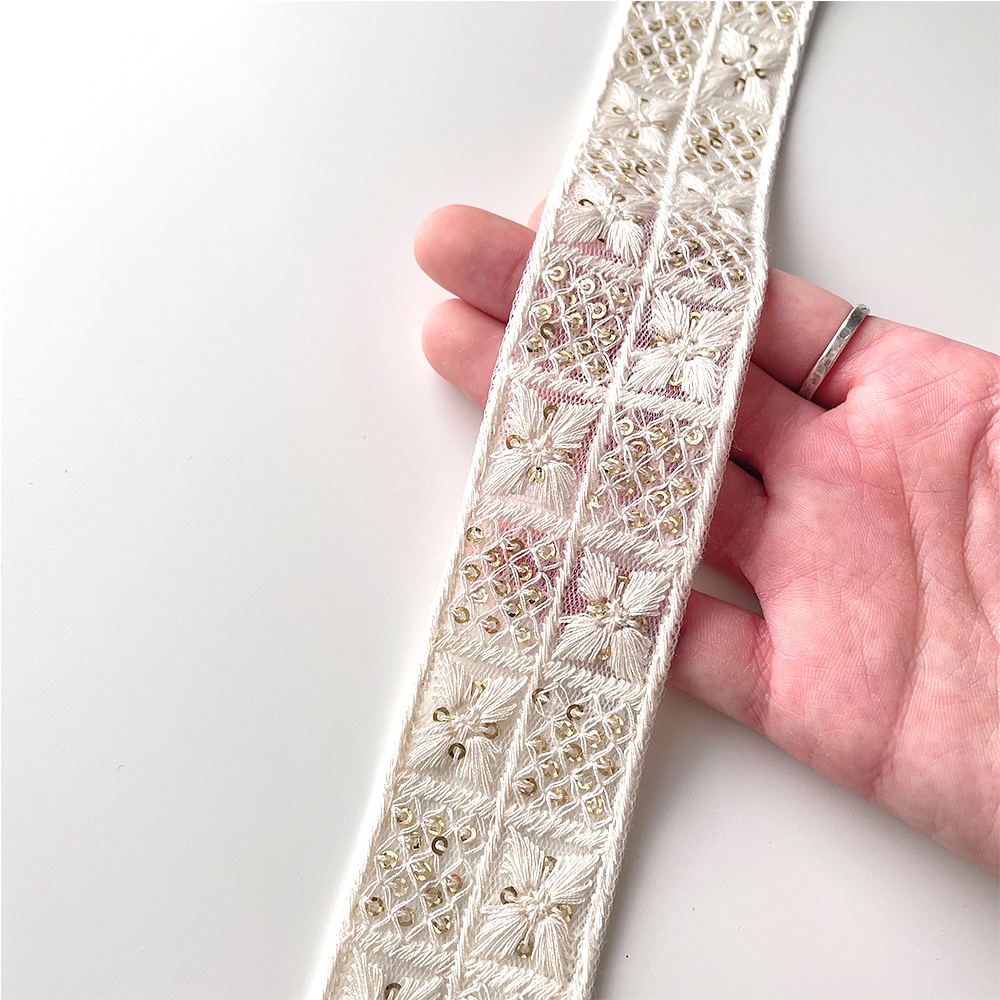 134 【 幅：4cm 】 インド刺繍リボン　ホワイト　チュール　